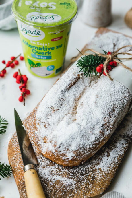 Veganer Quarkstollen mit Dattel-Marzipan
