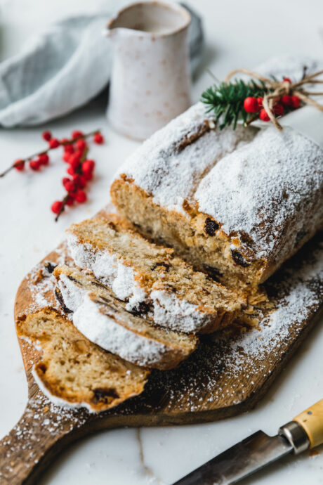 Veganer Quarkstollen mit Dattel-Marzipan