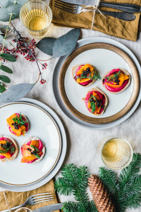 Buchweizen-Blinis mit Rote-Bete-Meerrettich-Creme & Gin-Karottenlachs