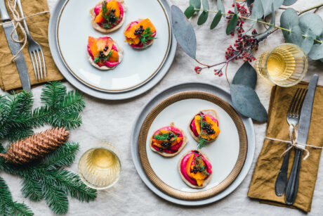 Buchweizen-Blinis mit Rote-Bete-Meerrettich-Creme & Gin-Karottenlachs