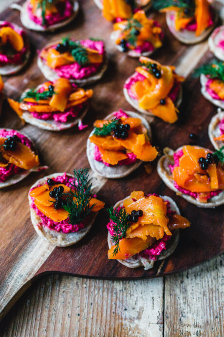 Buchweizen-Blinis mit Rote-Bete-Meerrettich-Creme & Gin-Karottenlachs