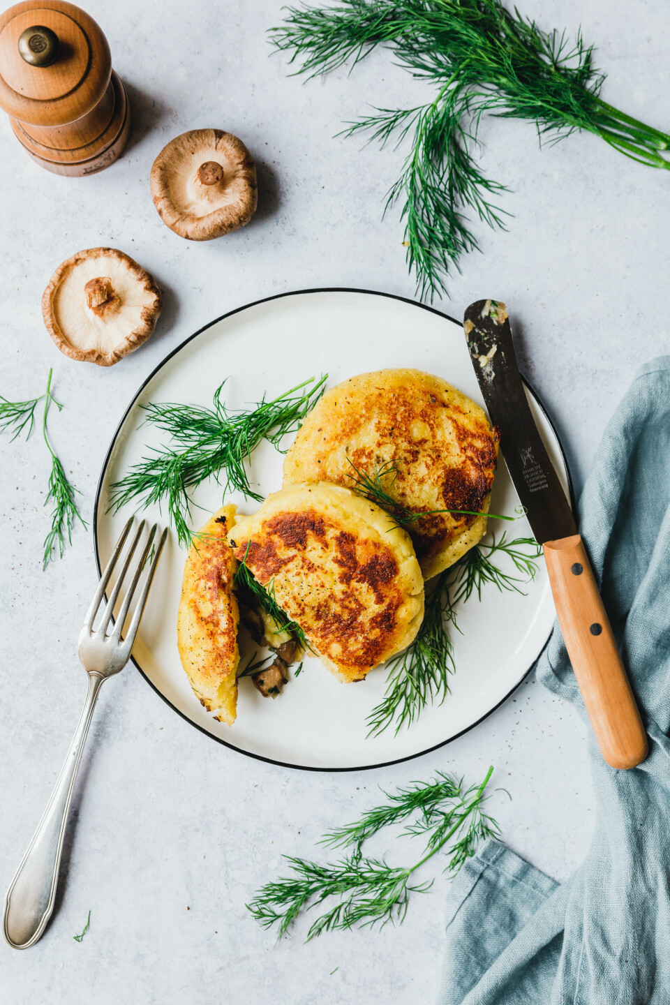 Knusprige Potato Cakes mit Pilzfüllung & frischem Dill