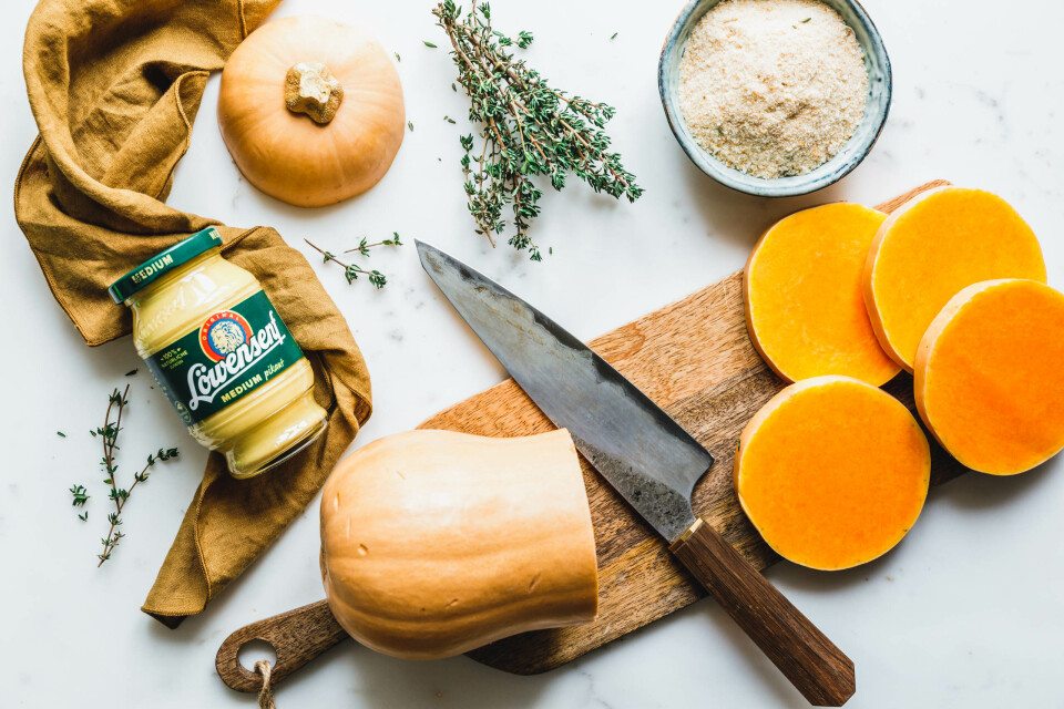 Kürbisschnitzel mit Thymian-Senf-Kruste und Sellerie-Fenchel-Salat
