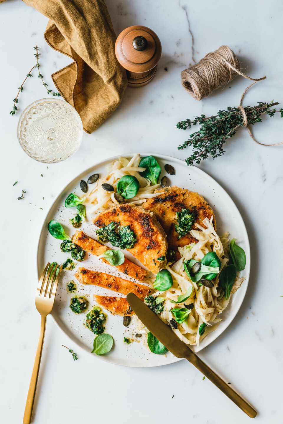 Kürbisschnitzel mit Thymian-Senf-Kruste und Sellerie-Fenchel-Salat