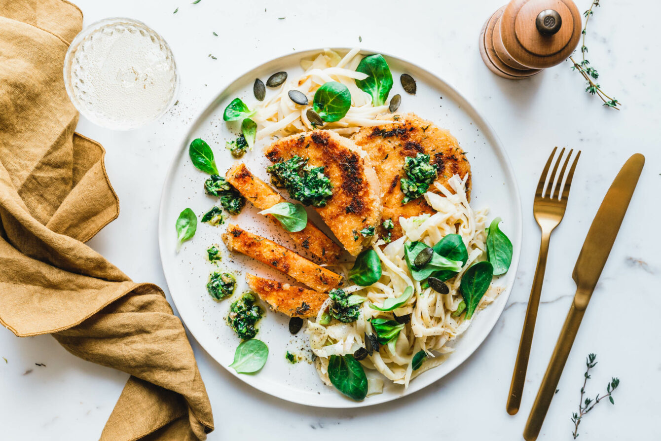Kürbisschnitzel mit Thymian-Senf-Kruste und Sellerie-Fenchel-Salat