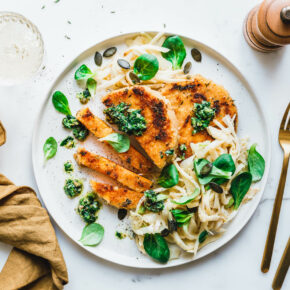 Kürbisschnitzel mit Thymian-Senf-Kruste und Sellerie-Fenchel-Salat
