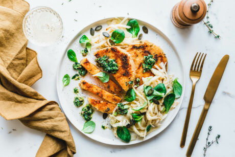 Kürbisschnitzel mit Thymian-Senf-Kruste und Sellerie-Fenchel-Salat