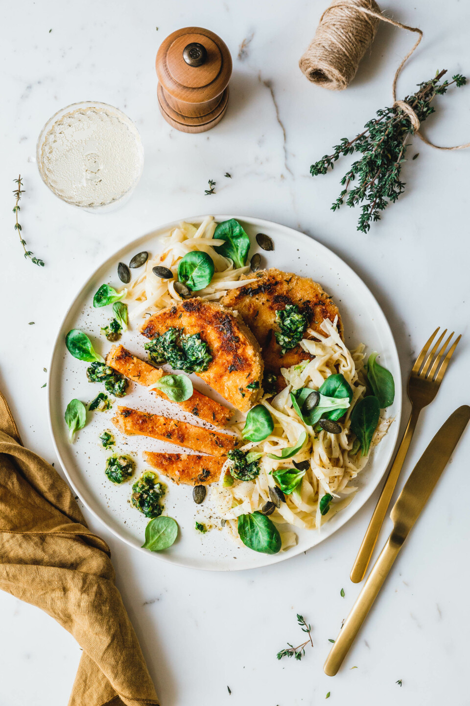 Kürbisschnitzel mit Thymian-Senf-Kruste und Sellerie-Fenchel-Salat