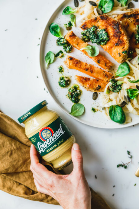 Kürbisschnitzel mit Thymian-Senf-Kruste und Sellerie-Fenchel-Salat