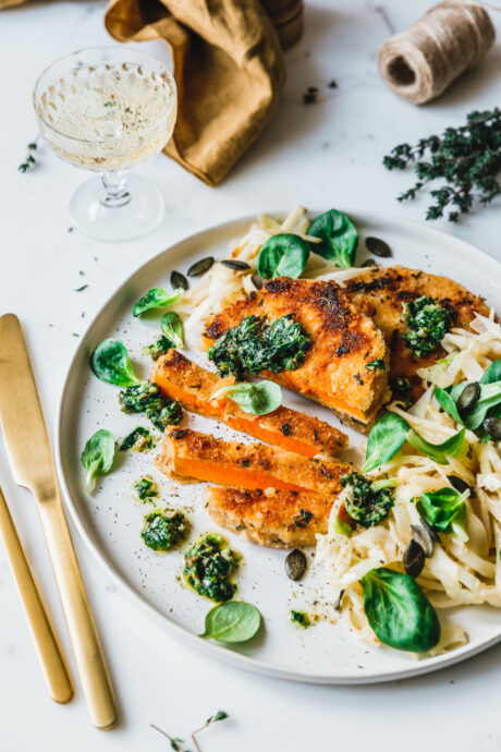 Kürbisschnitzel mit Thymian-Senf-Kruste und Sellerie-Fenchel-Salat