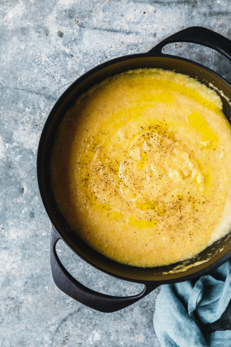Ofen-Polenta mit geröstetem Rosenkohl und Tofu Crispern