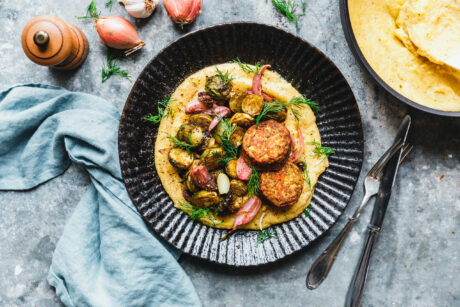Ofen-Polenta mit geröstetem Rosenkohl und Tofu Crispern