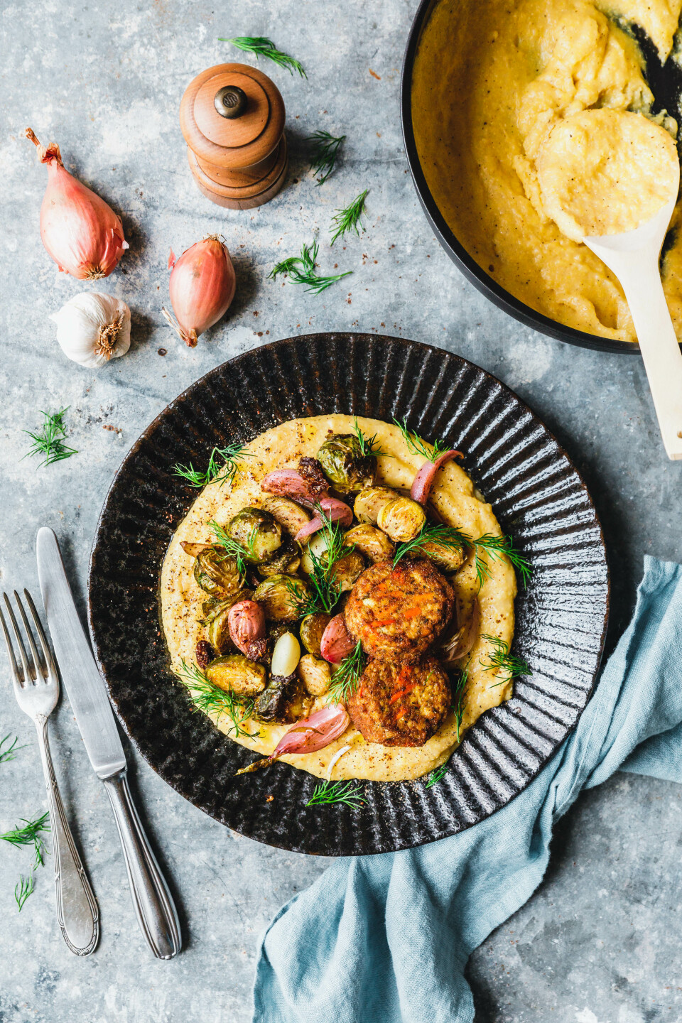 Ofen-Polenta mit geröstetem Rosenkohl und Tofu Crispern
