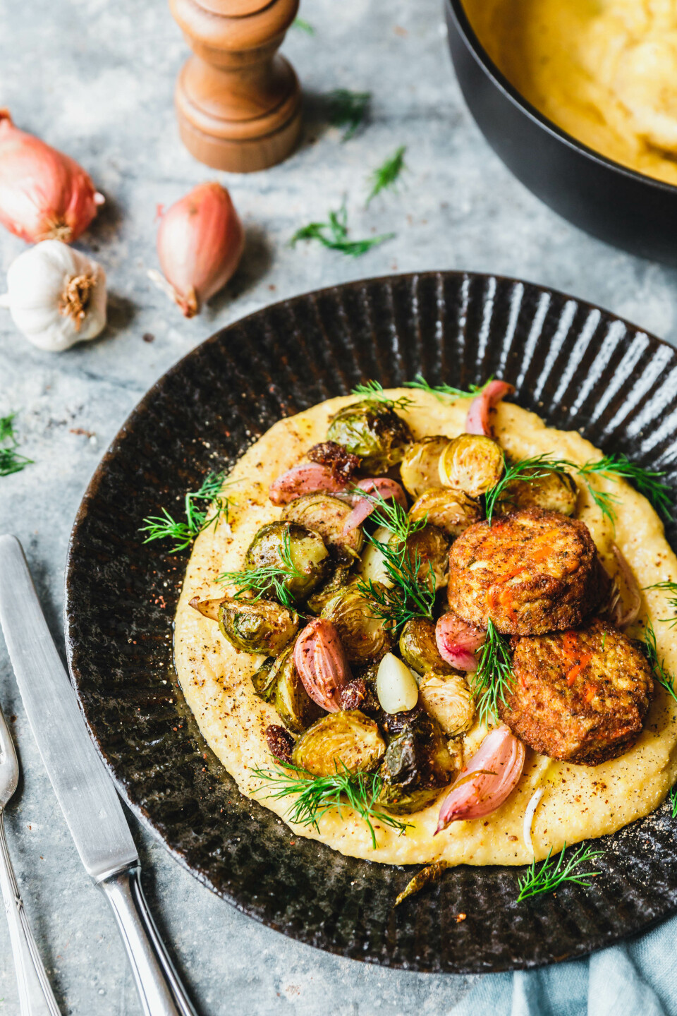 Ofen-Polenta mit geröstetem Rosenkohl und Tofu Crispern