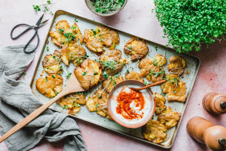 Smashed Potatoes mit Harissa-Joghurt & Microgreens