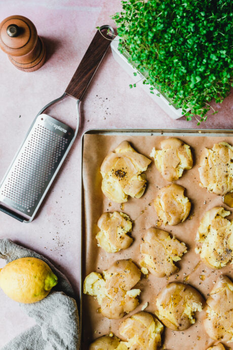 Smashed Potatoes mit Harissa-Joghurt & Microgreens