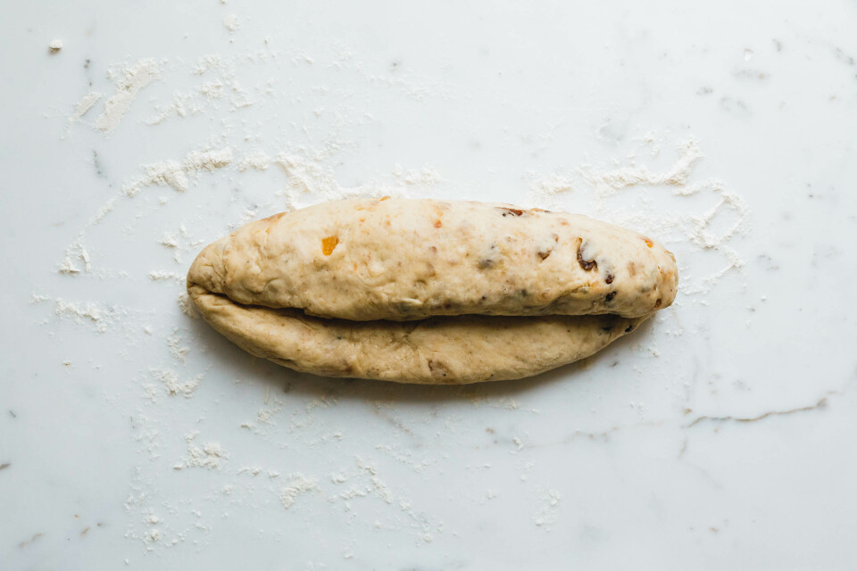 Veganer Quarkstollen mit Dattel-Marzipan