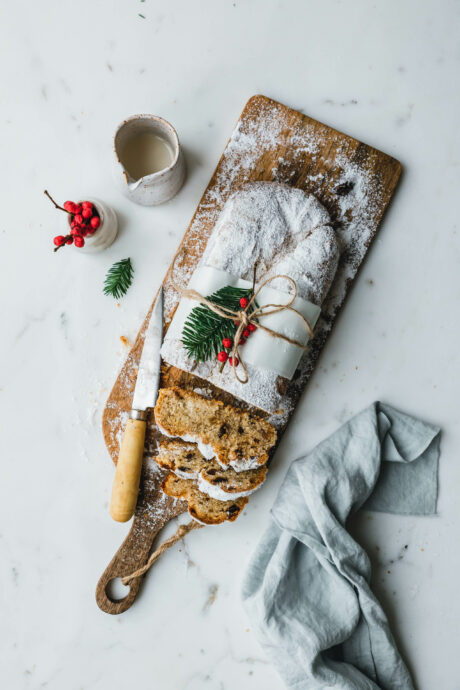 Veganer Quarkstollen mit Dattel-Marzipan