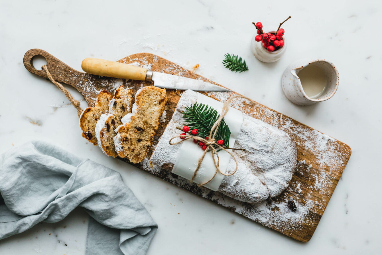 Veganer Quarkstollen mit Dattel-Marzipan