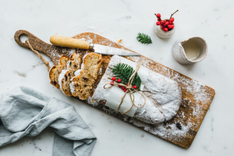 Veganer Quarkstollen mit Dattel-Marzipan