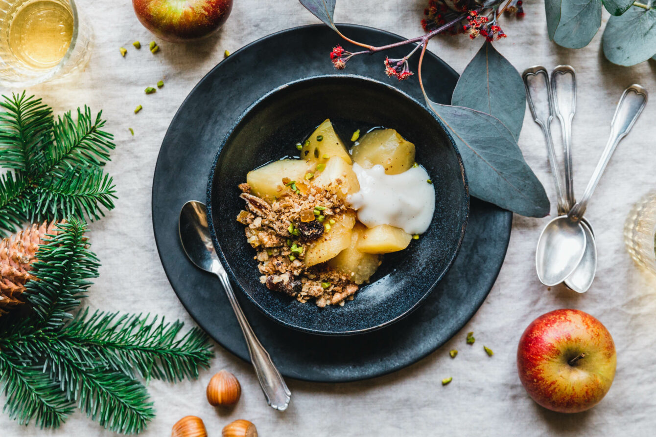 In Cider geschmorte Äpfel mit Früchtebrot-Crumble