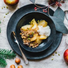 In Cider geschmorte Äpfel mit Früchtebrot-Crumble