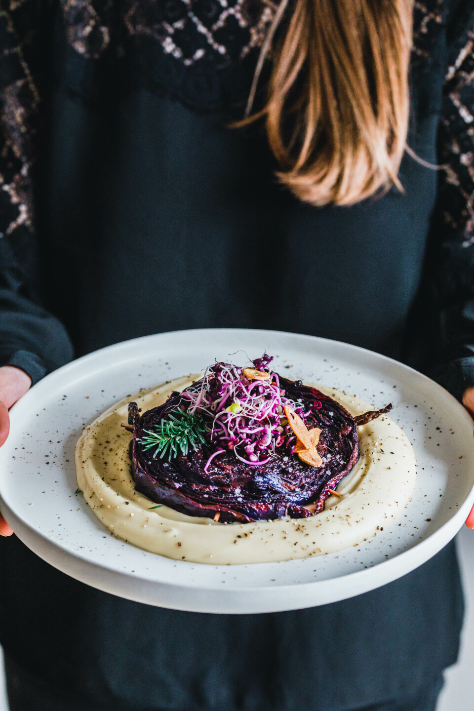 Rotkohl-Steaks mit Misobutter & Knoblauchchips