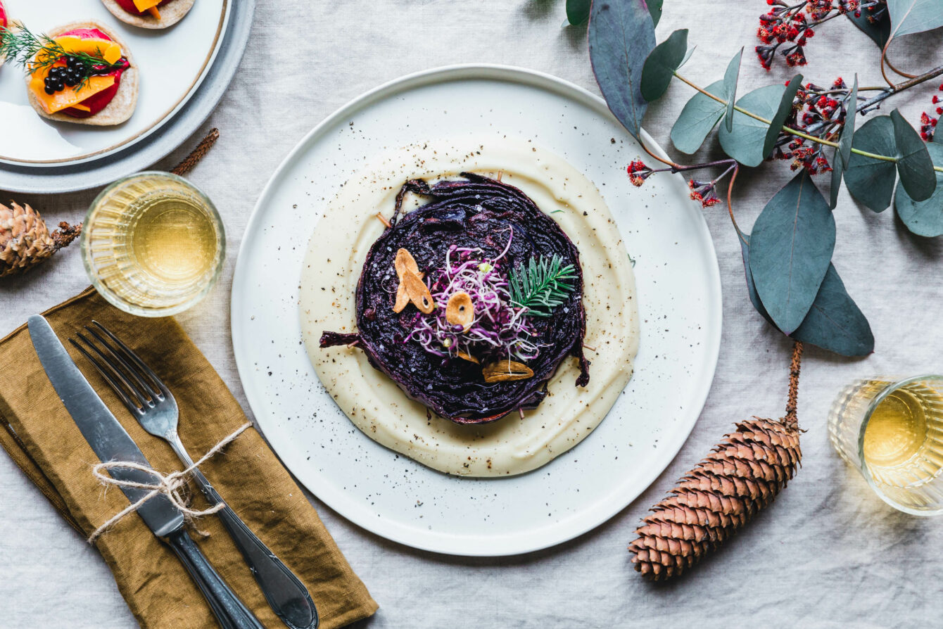 Rotkohl-Steaks mit Misobutter & Knoblauchchips