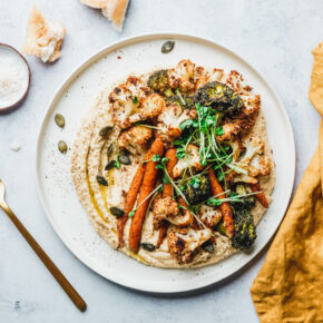 Loaded Hummus mit geröstetem Blumenkohl, Brokkoli & Möhren