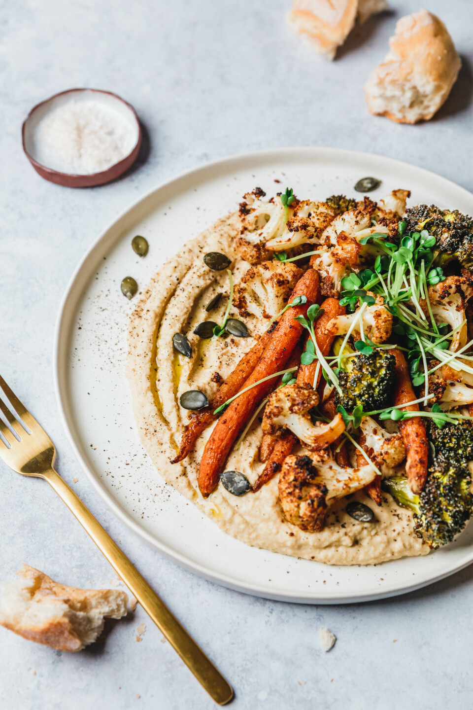 Loaded Hummus mit geröstetem Blumenkohl, Brokkoli & Möhren