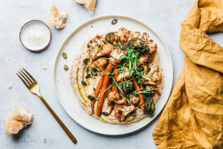Loaded Hummus mit geröstetem Blumenkohl, Brokkoli & Möhren