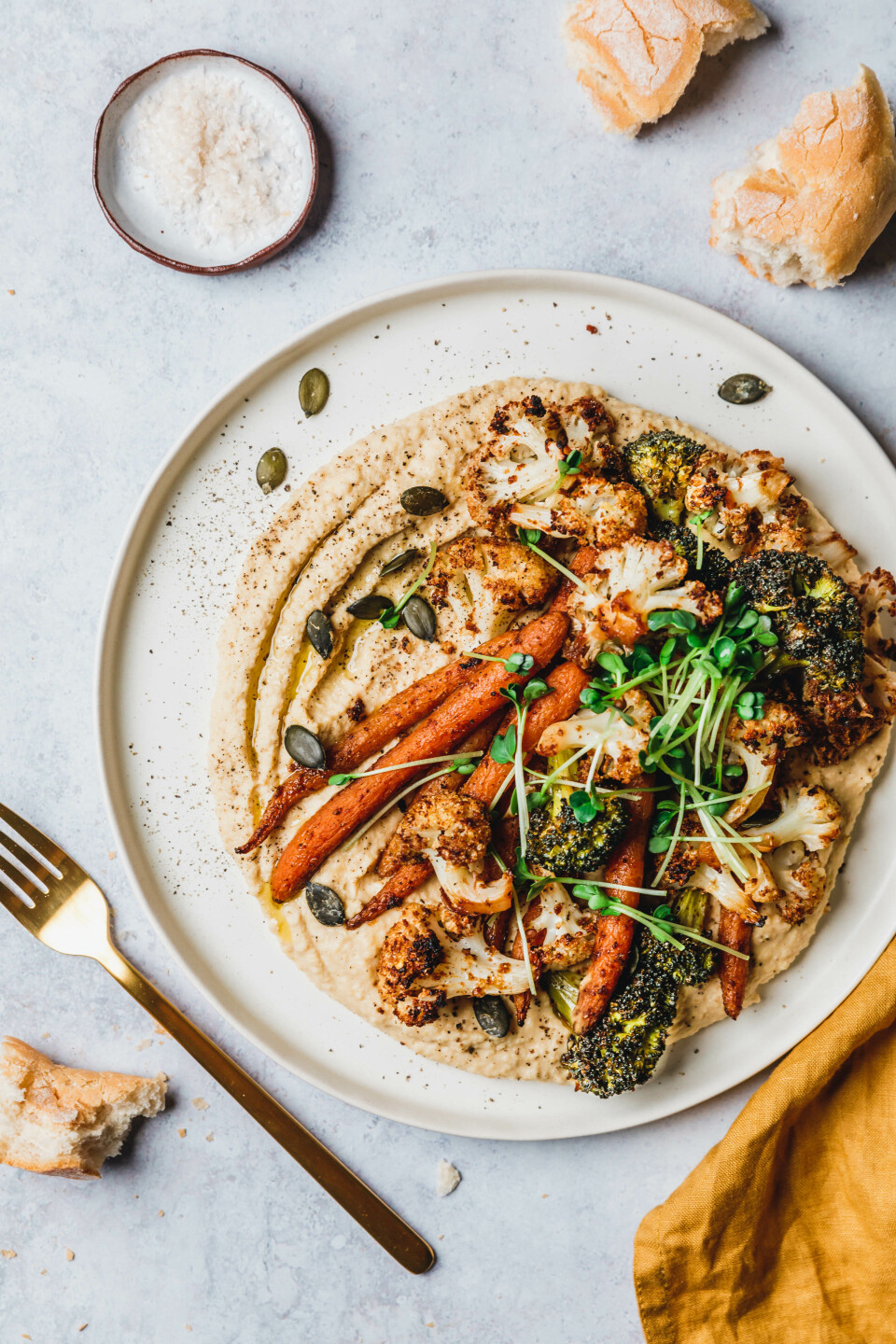 Loaded Hummus mit geröstetem Blumenkohl, Brokkoli & Möhren