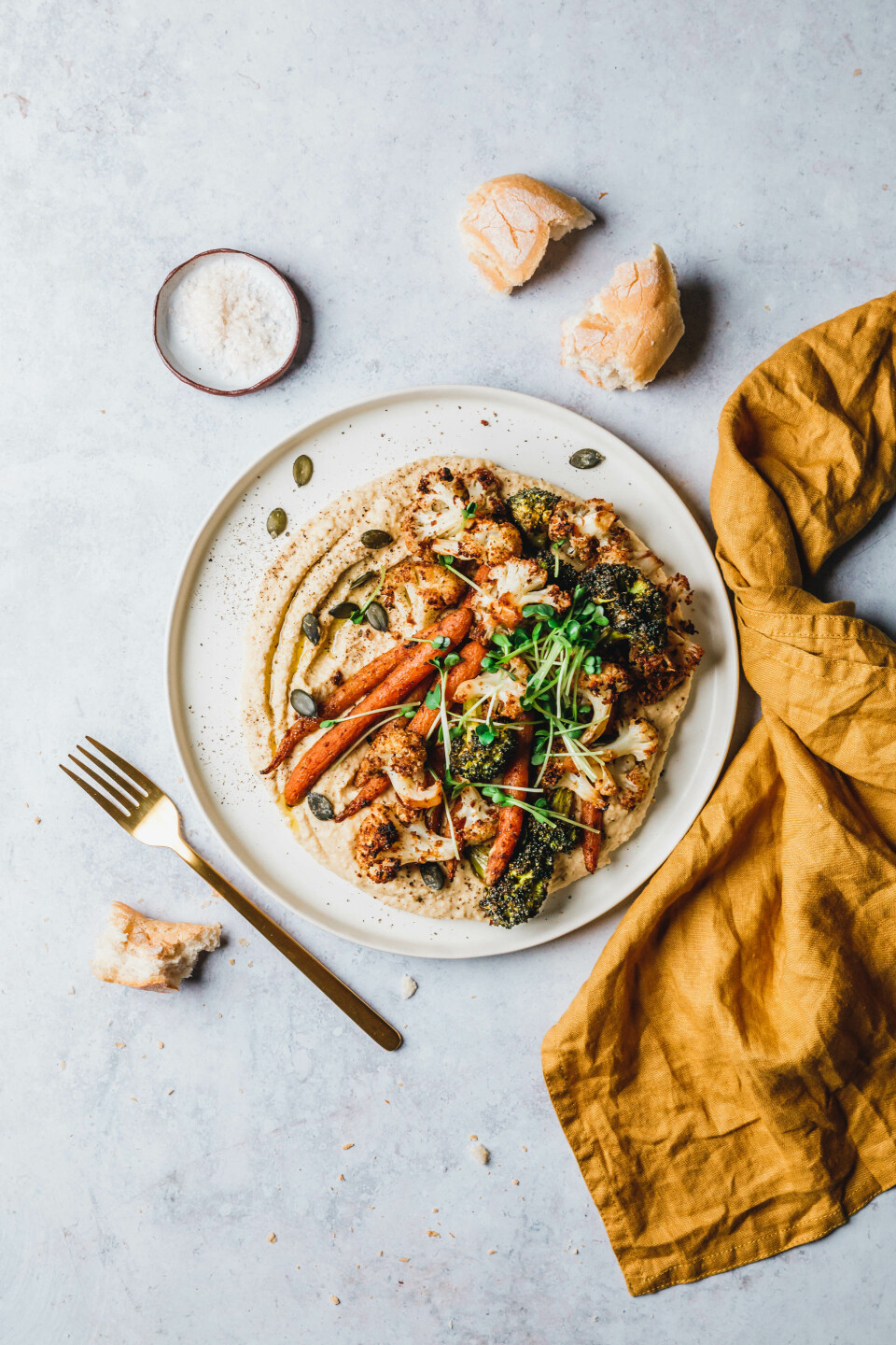 Loaded Hummus mit geröstetem Blumenkohl, Brokkoli & Möhren