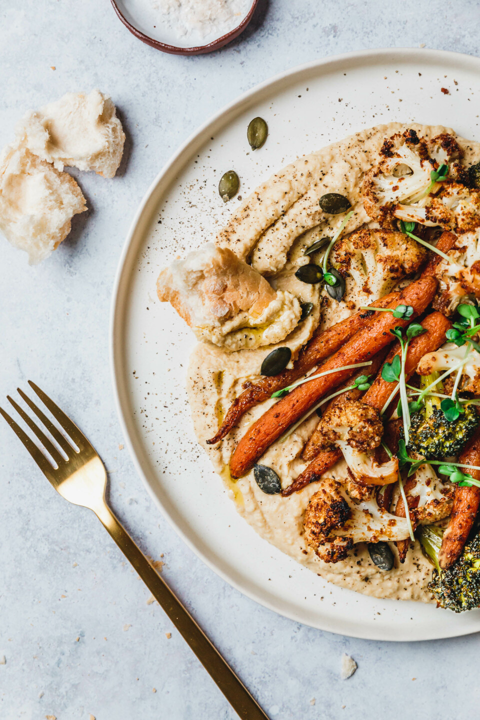 Loaded Hummus mit geröstetem Blumenkohl, Brokkoli & Möhren