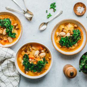 Sauerkrautsuppe mit weißen Riesenbohnen & Grünkohl