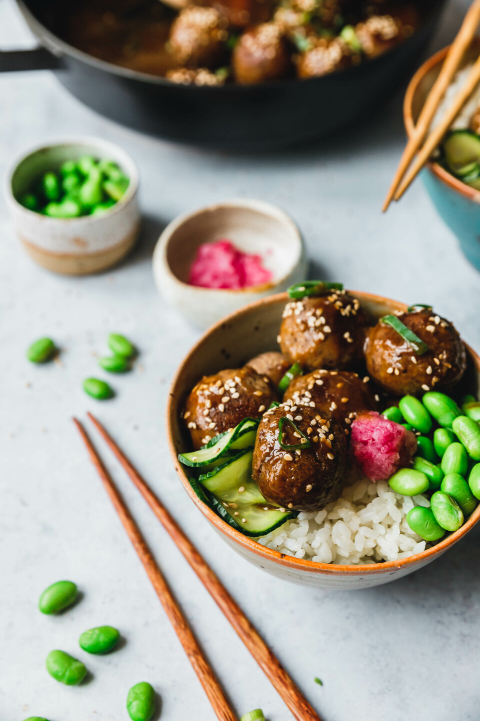 Teriyaki Tofu Meatballs mit Adzukibohnen & Sriracha