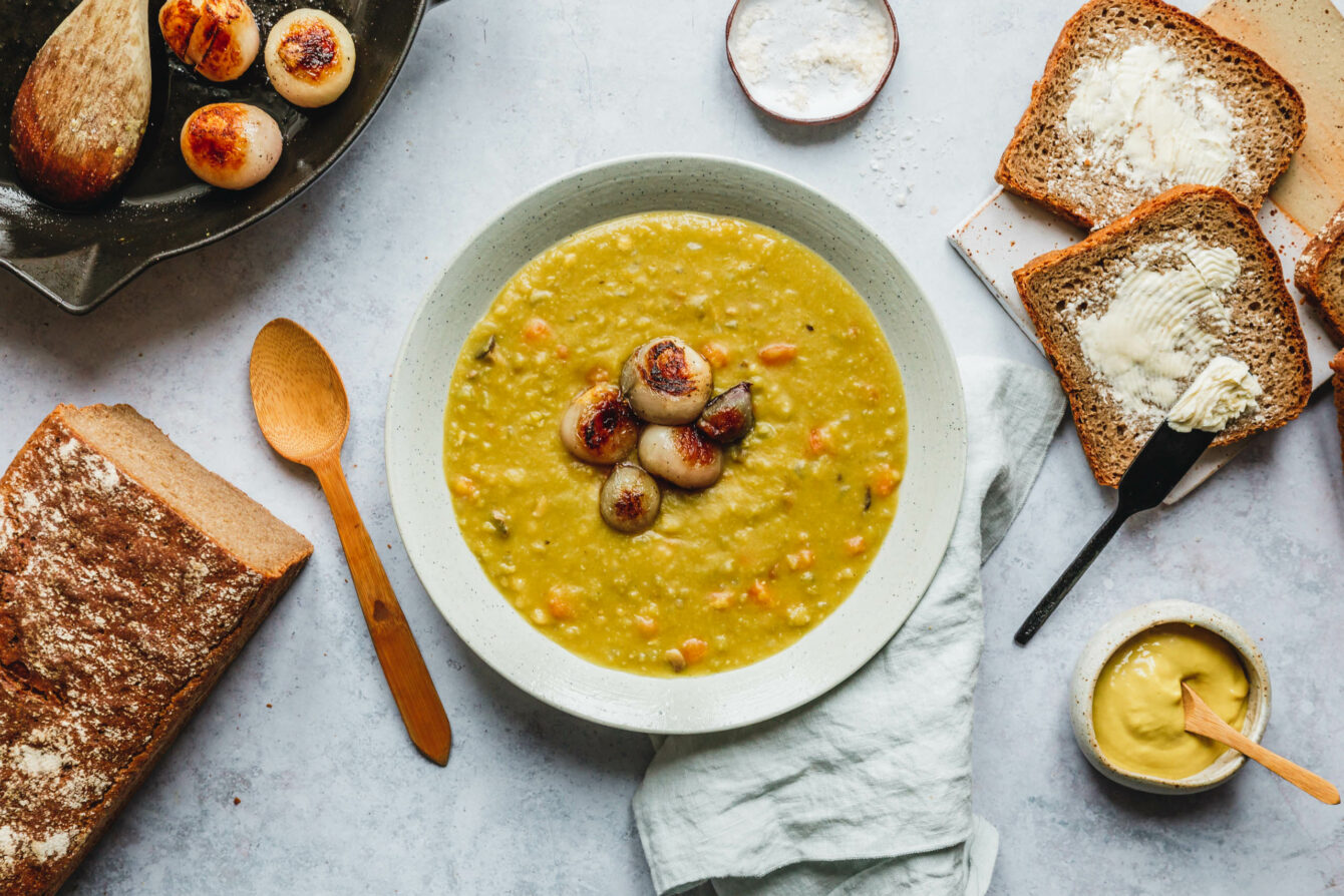 Nordische Erbsensuppe mit gerösteten Perlzwiebeln