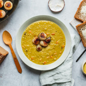 Nordische Erbsensuppe mit gerösteten Perlzwiebeln