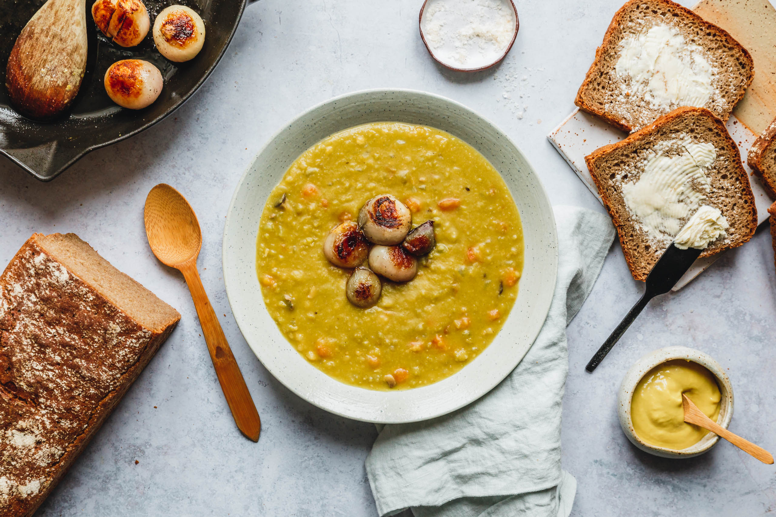 Nordische Erbsensuppe mit gerösteten Perlzwiebeln