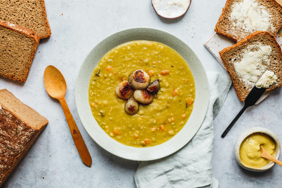 Nordische Erbsensuppe mit gerösteten Perlzwiebeln