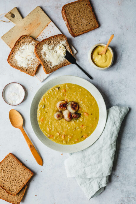 Nordische Erbsensuppe mit gerösteten Perlzwiebeln