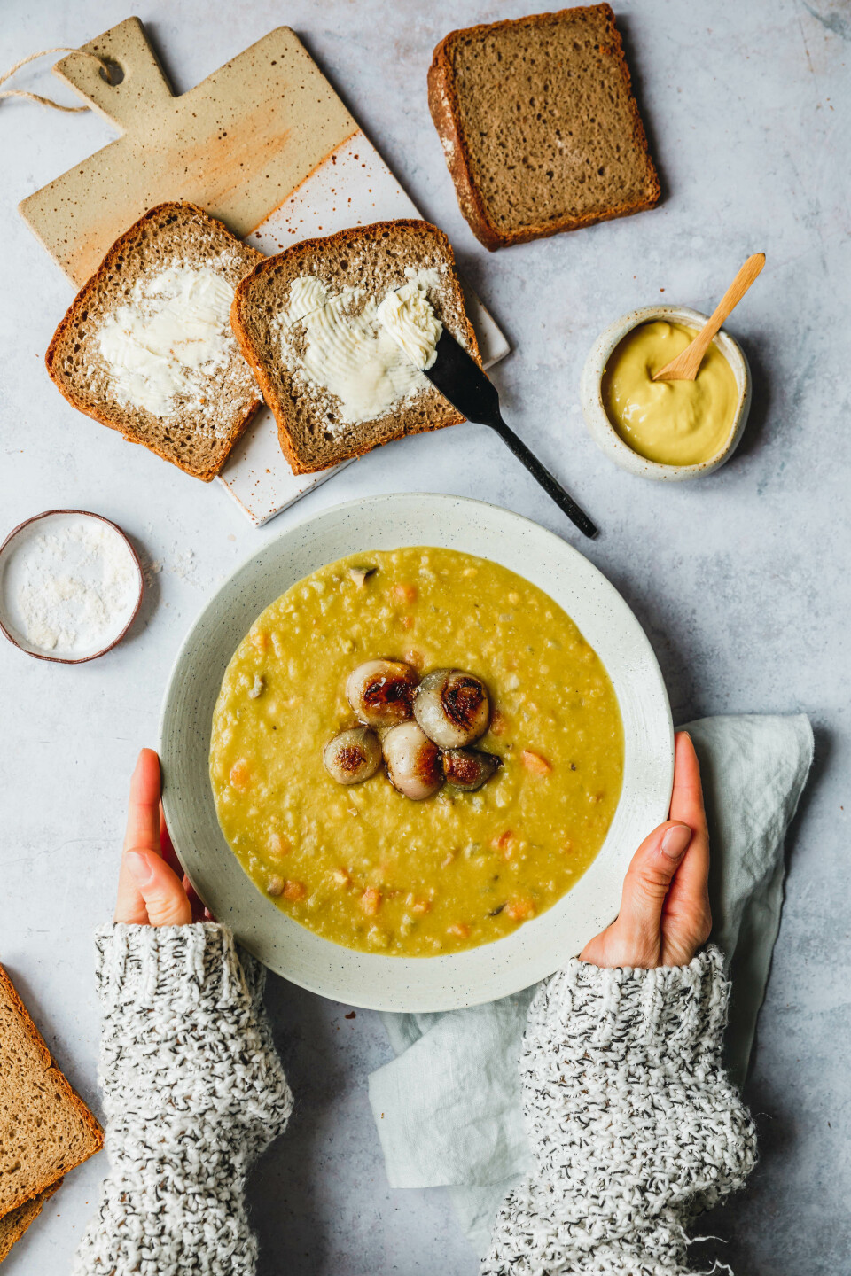 Nordische Erbsensuppe mit gerösteten Perlzwiebeln