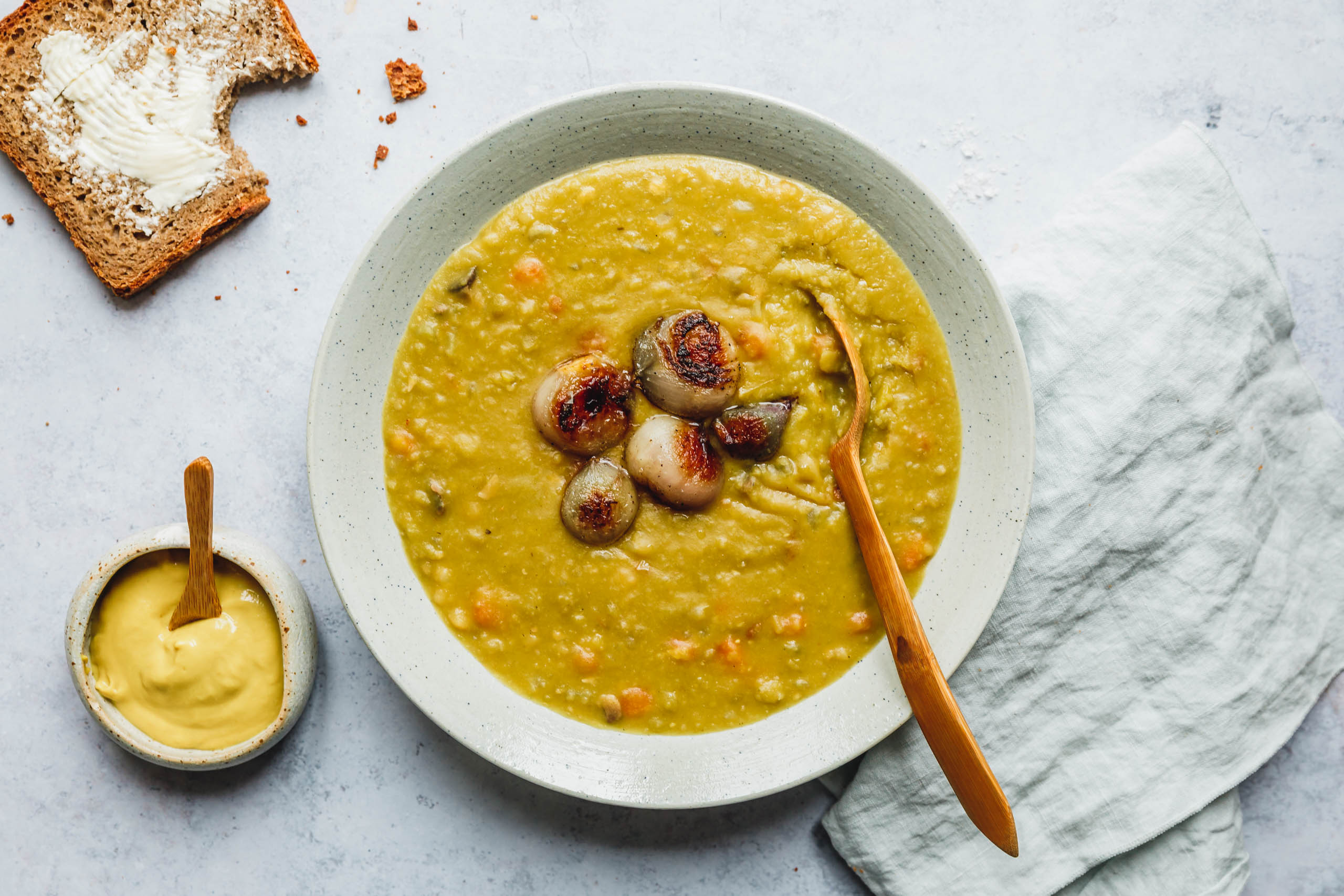 Nordische Erbsensuppe mit gerösteten Perlzwiebeln