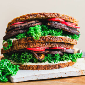 Protein-Stullen mit Pilz-Bacon und Grünkohl