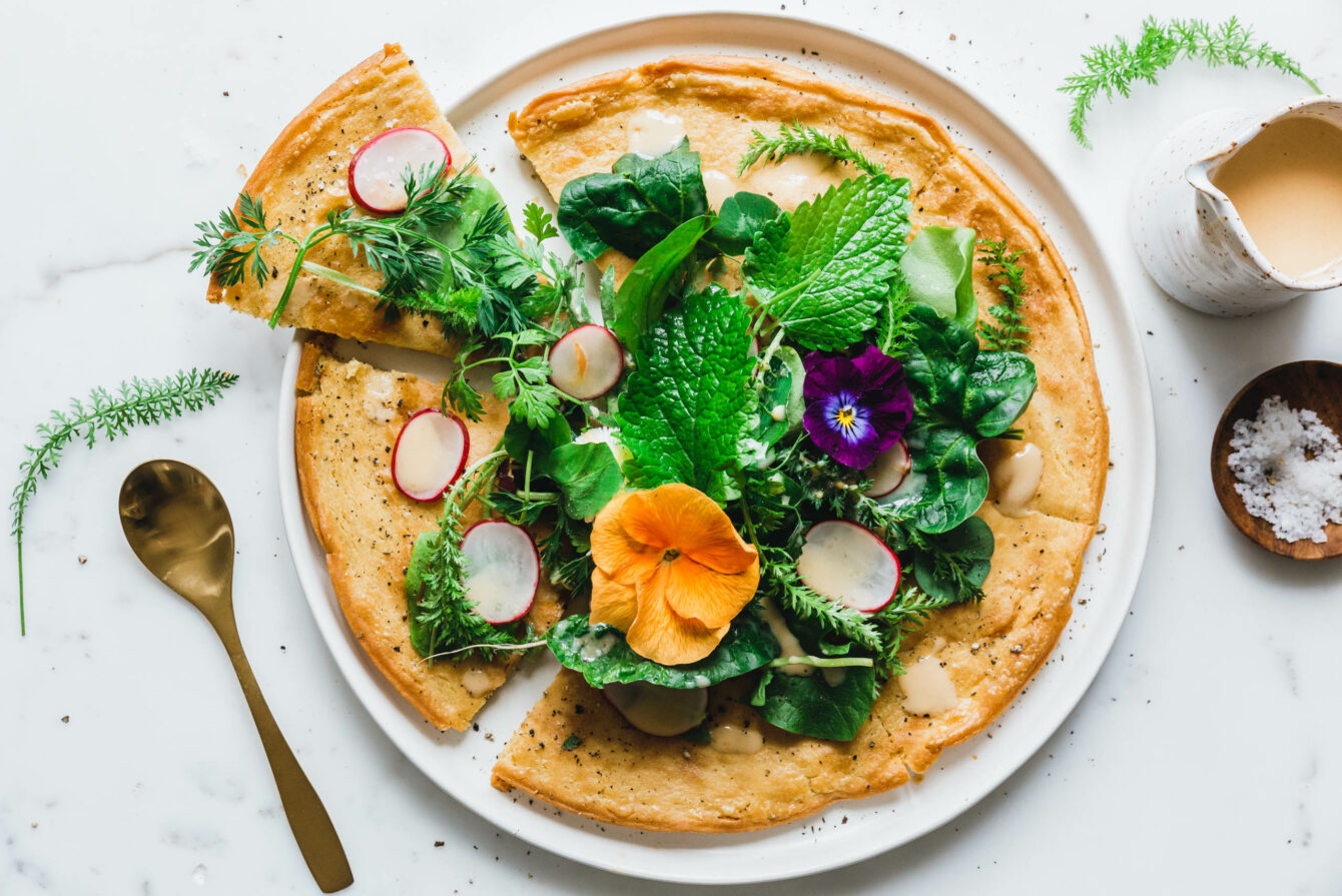 Socca mit Frühlingssalat & Orangenvinaigrette