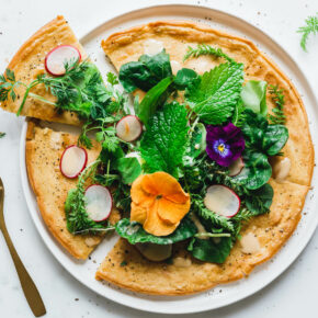 Socca mit Frühlingssalat & Orangenvinaigrette