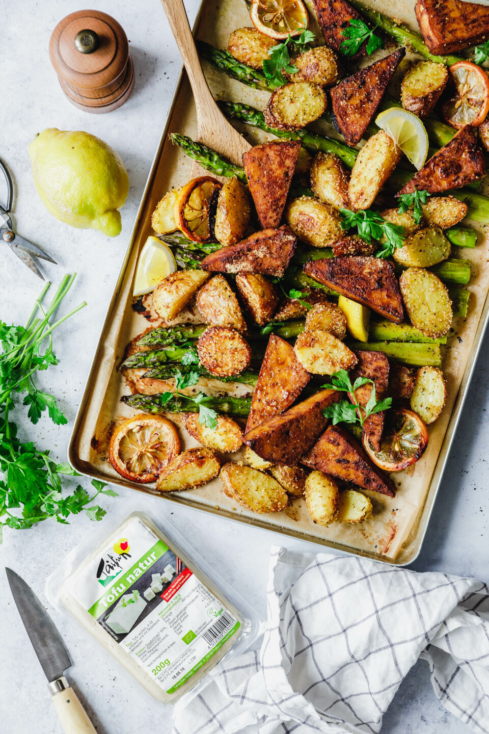 Marinierter Tofu vom Blech mit Spargel & Frühkartoffeln