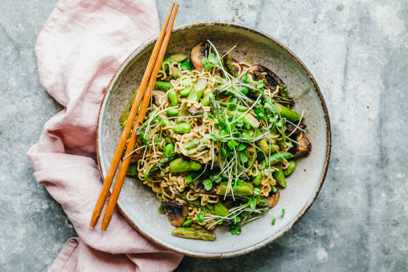 Sesamnudeln mit Spargel und Pilzen