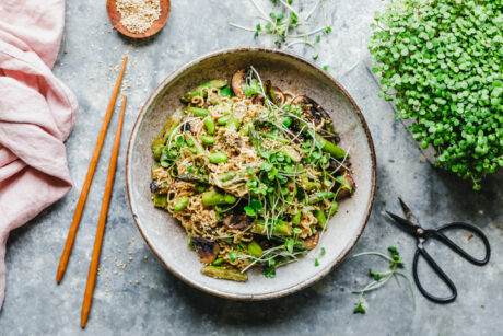 Sesamnudeln mit Spargel und Pilzen