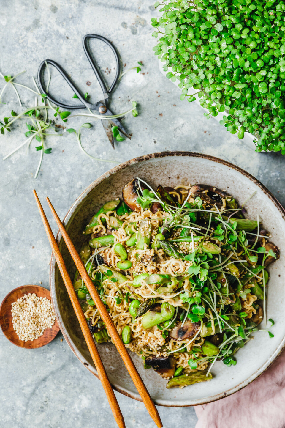 Vegane Mie-Nudeln mit Spargel und Pilzen